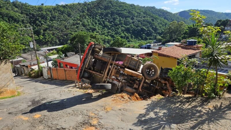 Caminhão pipa tomba e atinge casa em Três Rios