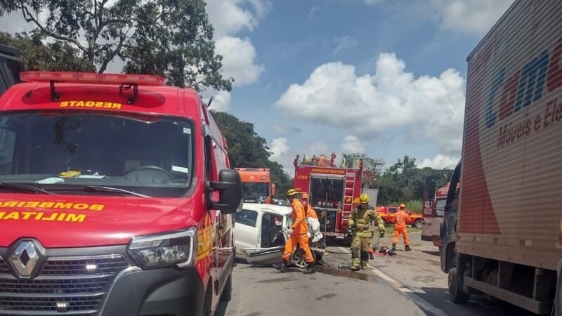 Motorista fica preso às ferragens após batida entre carro e carreta na MG-050