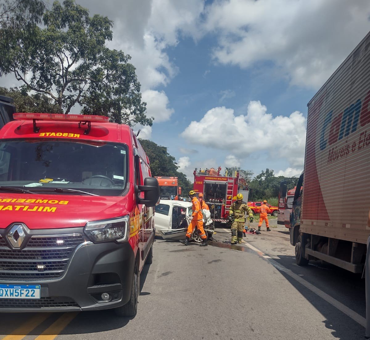 Motorista fica preso às ferragens após batida entre carro e carreta na MG-050
