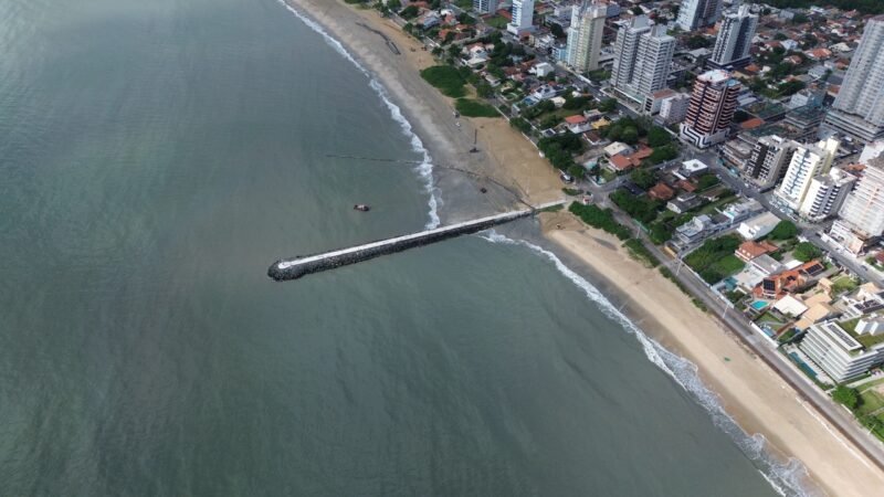 Cenário crítico de erosão costeira amplia em 20% alargamento de 2 km em praia Bandeira Azul em SC