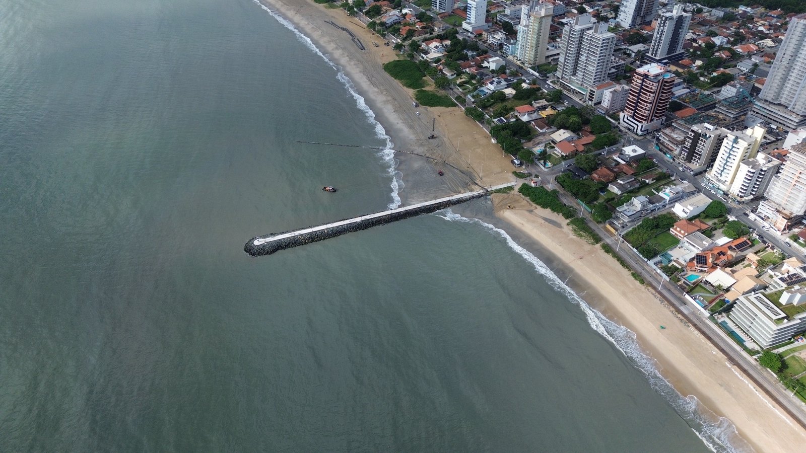 Cenário crítico de erosão costeira amplia em 20% alargamento de 2 km em praia Bandeira Azul em SC