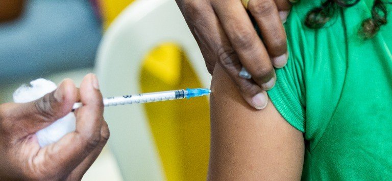 Casos de gripe mais que dobram no Rio em um ano; cidade tem Dia D de vacinação