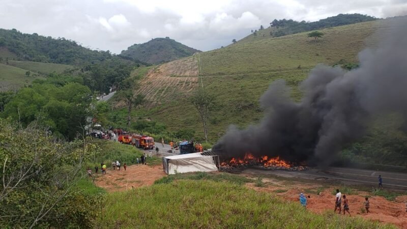 VÍDEO: Colisão entre duas carretas deixa três feridos na BR-101, em Joaquim Gomes