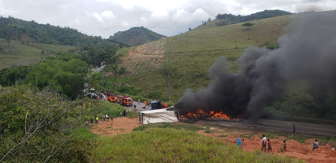 VÍDEO: Colisão entre duas carretas deixa três feridos na BR-101, em Joaquim Gomes