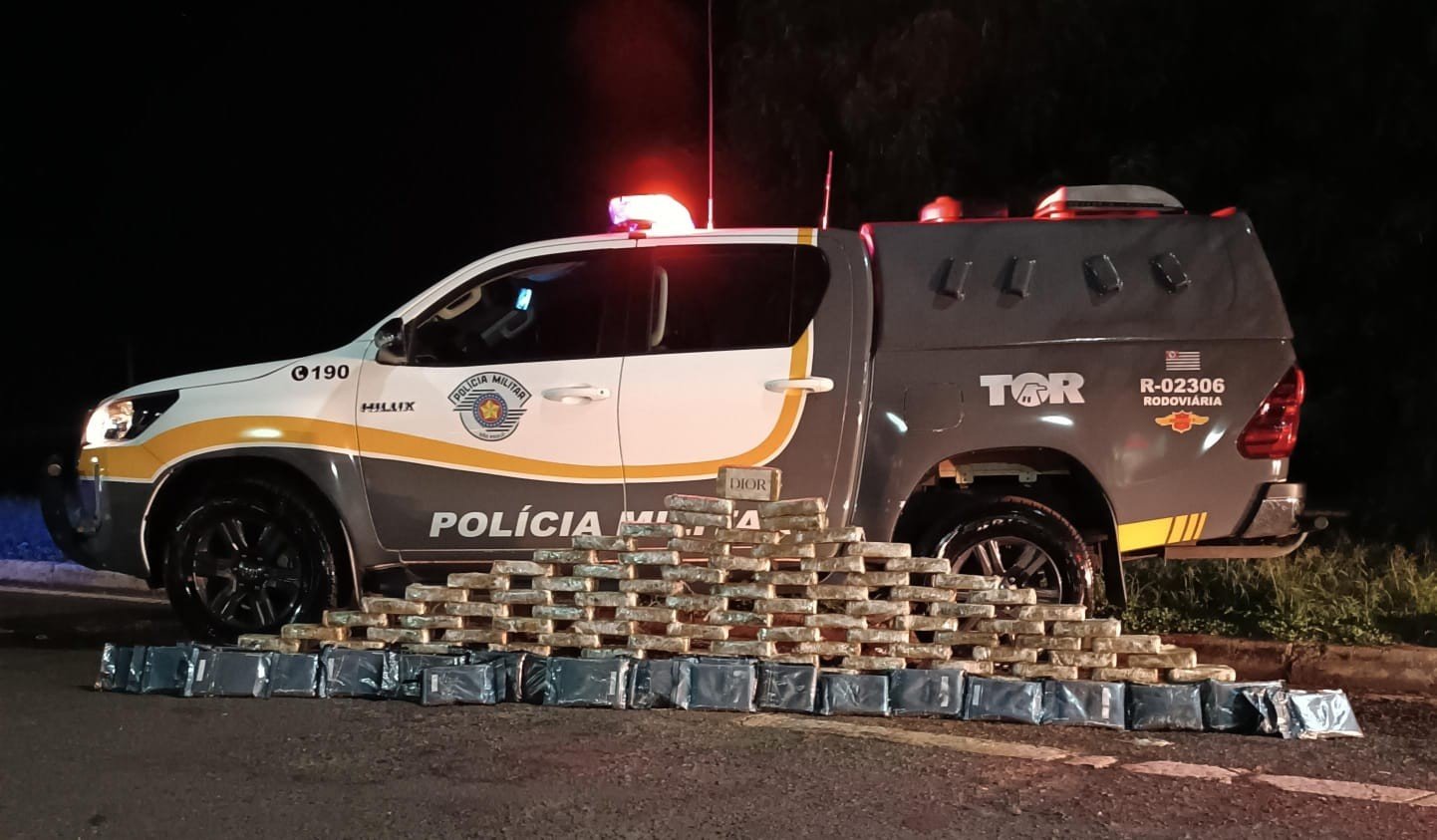 Polícia Rodoviária apreende mais de 140 kg de drogas escondidas em carreta em rodovia no interior de SP