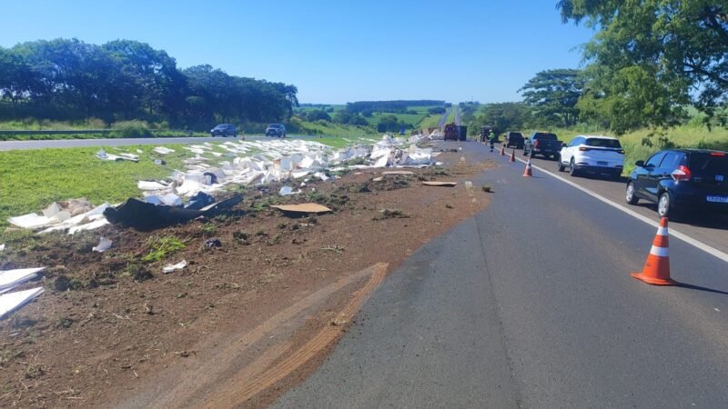 Caminhão tomba e interdita pista da Rodovia Washington Luís em Uchoa