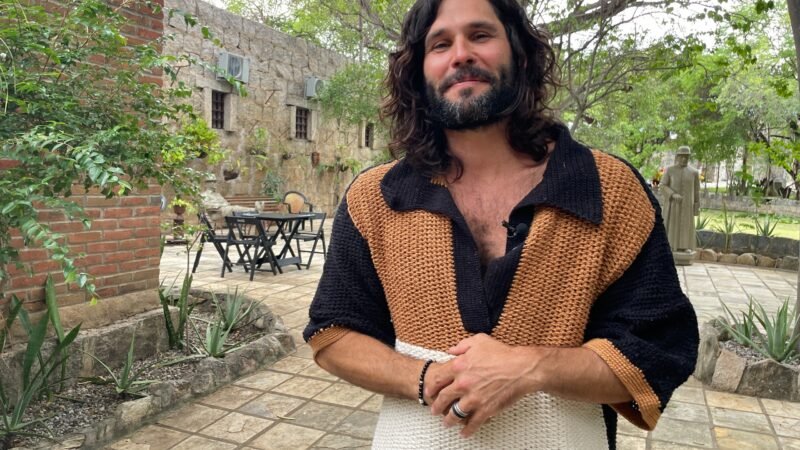 ‘Personagem muito forte’, diz Dudu Azevedo sobre interpretar Jesus na Paixão de Cristo de Nova Jerusalém