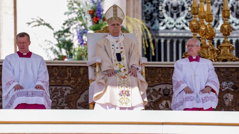 Papa Leão XIV reza missa de Páscoa no Vaticano; veja FOTOS
