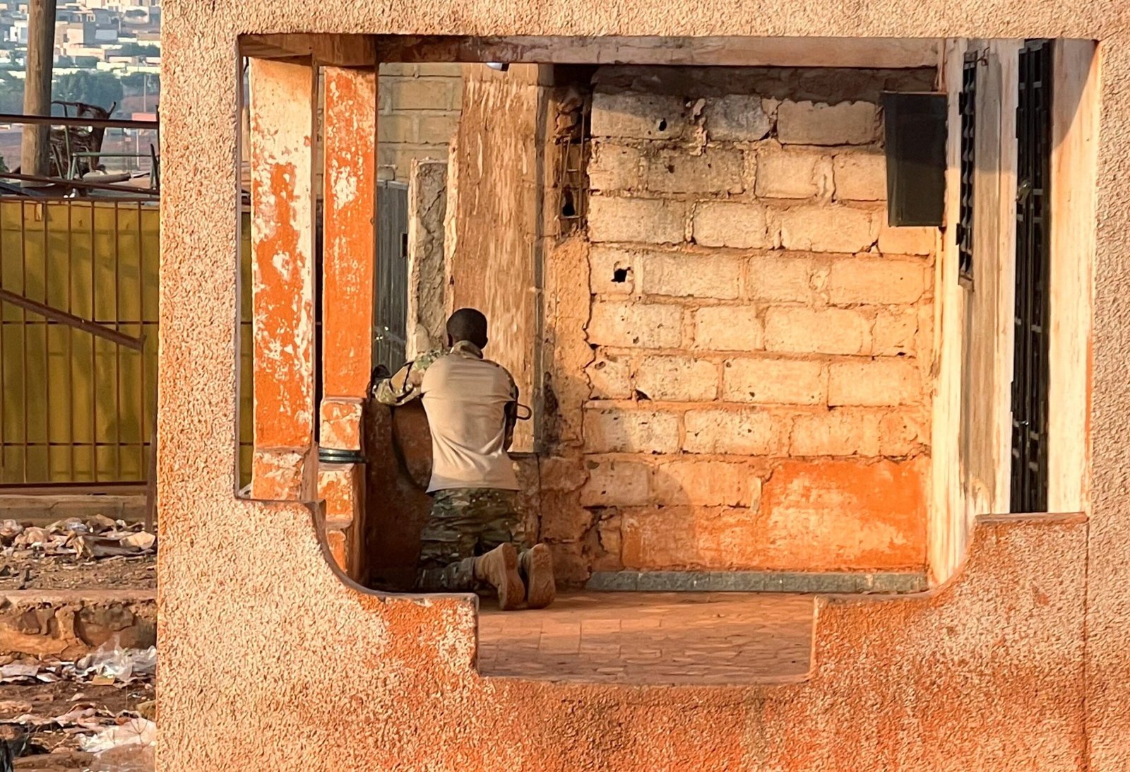 Homens armados fazem ataques coordenados na capital do Mali, diz Exército