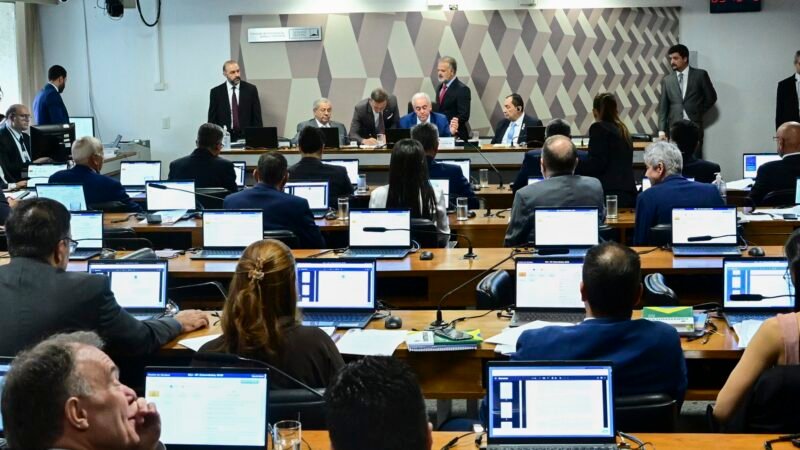 CCJ do Senado pode votar PEC do fim da aposentadoria compulsória nesta quarta