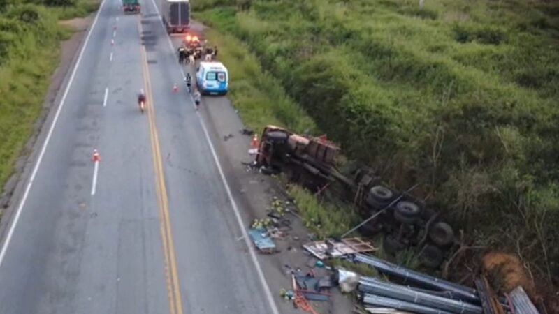 Caminhoneiro morre após carreta tombar em rodovia da Bahia