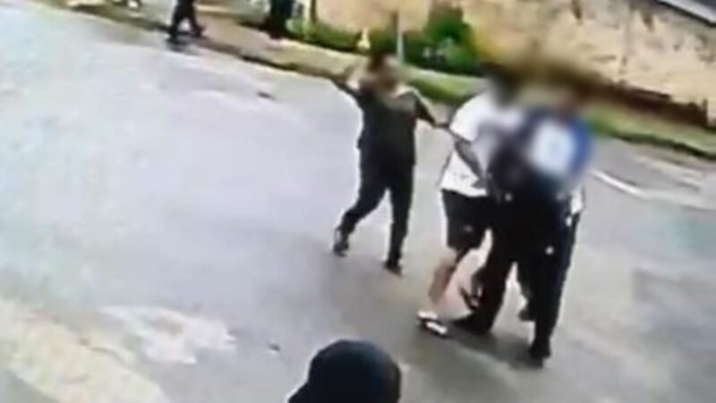 Mãe e filho são condenados por matar estudante na porta da escola; vídeo mostra briga