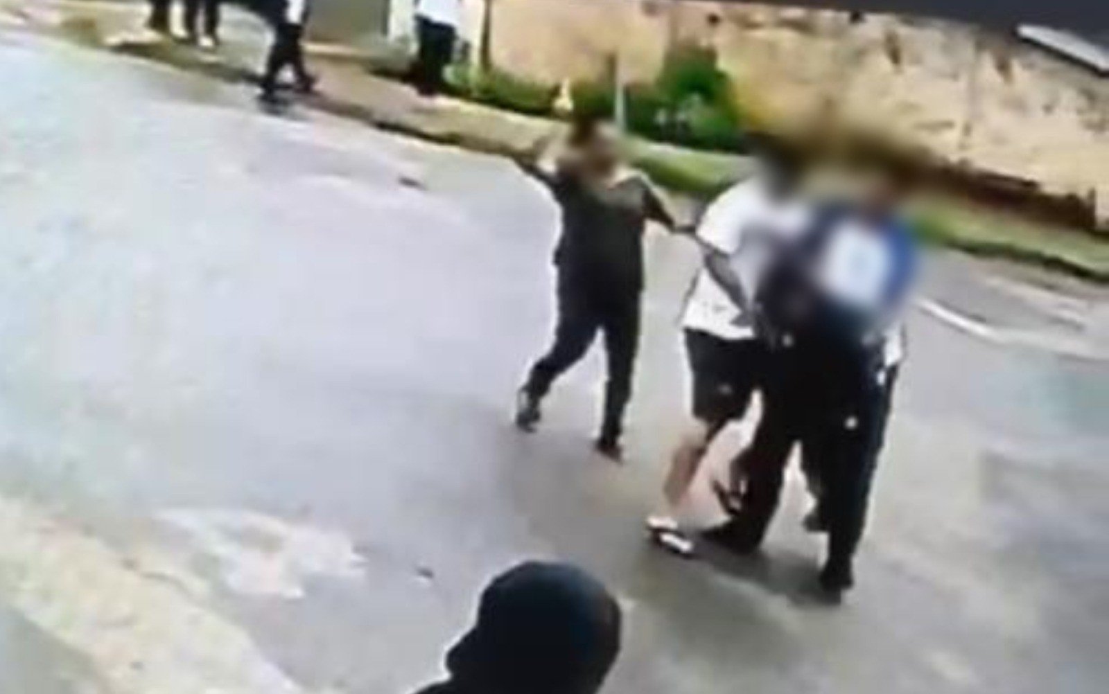 Mãe e filho são condenados por matar estudante na porta da escola; vídeo mostra briga