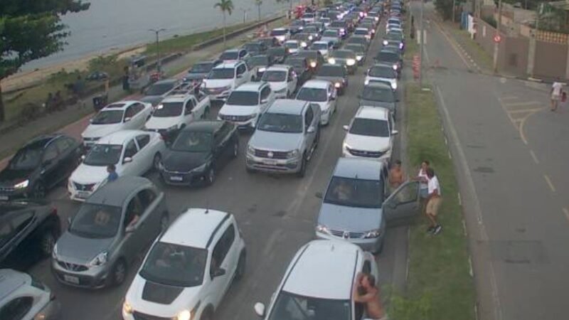 Fila da balsa de Ilhabela para São Sebastião tem mais de três horas de espera