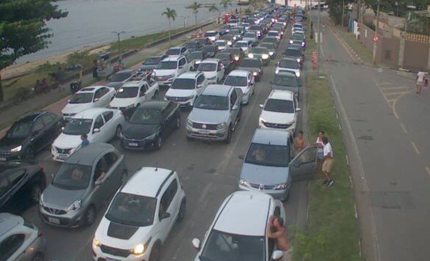 Fila da balsa de Ilhabela para São Sebastião tem mais de três horas de espera