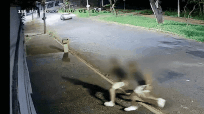 VÍDEO: Jovens dão ‘voadora’ em portão de casa e causam prejuízo de mais de R$ 2 mil em Uberlândia