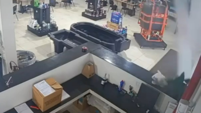 Temporal com ventos fortes quebra vidraças de empresa em Campo Grande; veja vídeo