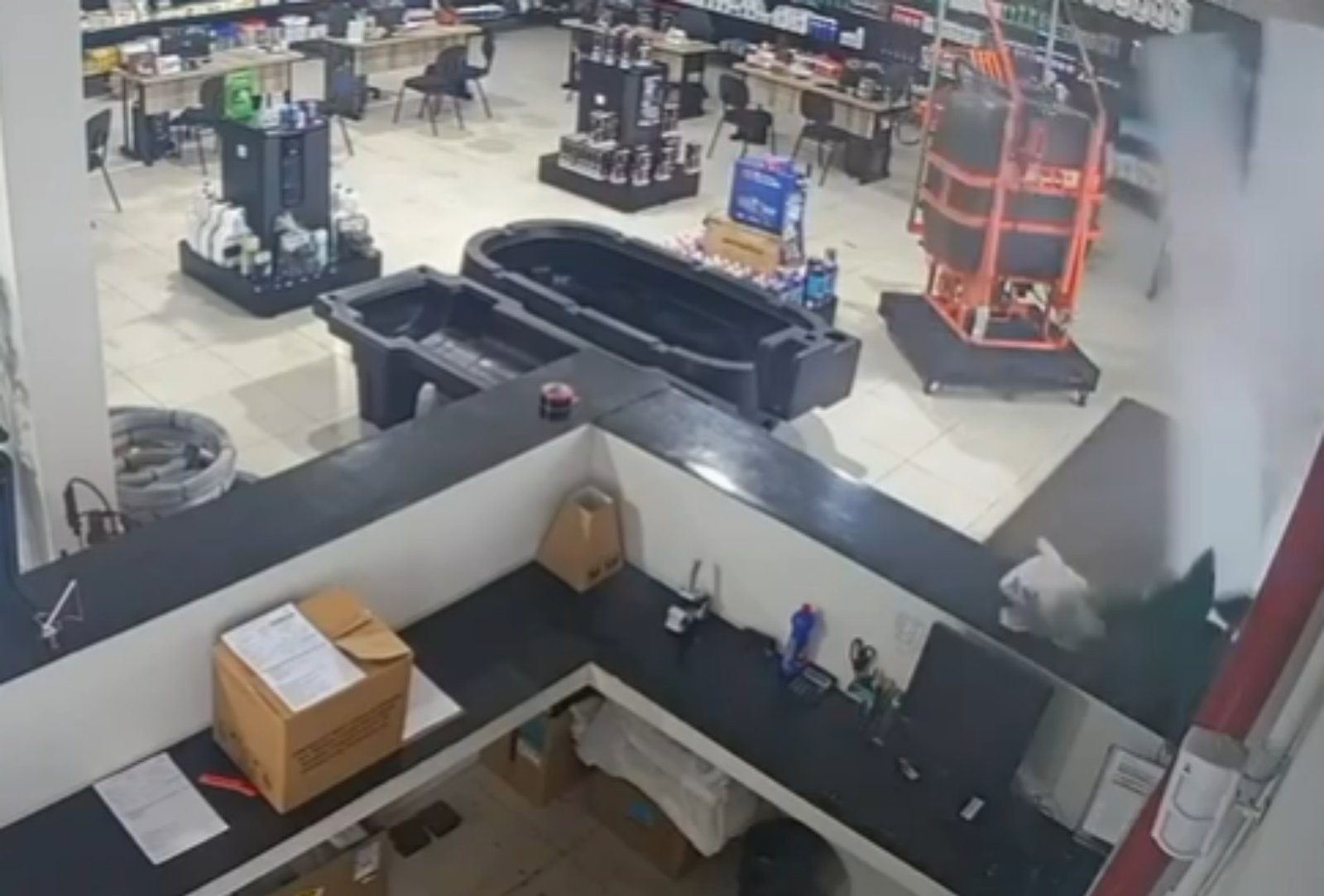 Temporal com ventos fortes quebra vidraças de empresa em Campo Grande; veja vídeo