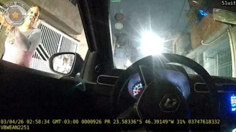 Câmera corporal mostra que mulher morta por PM caminhava, quando soldado deu ré e disse: ‘Rua é lugar para você estar andando?’