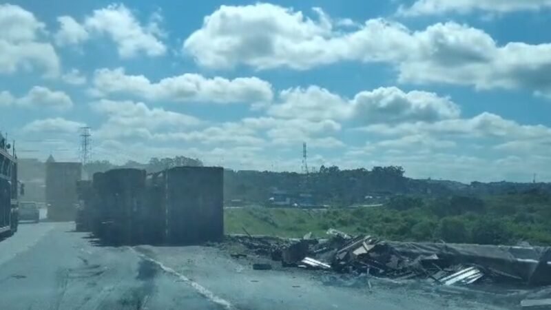 Carreta com 38 toneladas de sucata tomba em alça da Ayrton Senna