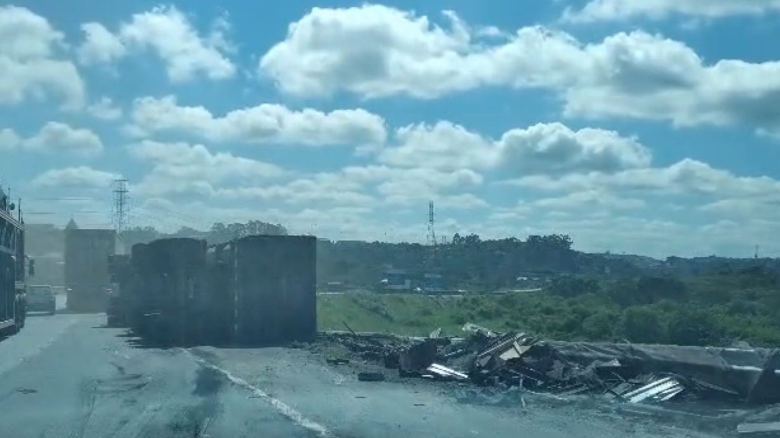 Carreta com 38 toneladas de sucata tomba em alça da Ayrton Senna