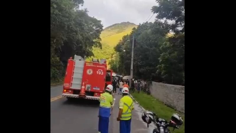 Carreta de cimento tomba na RJ-116 e atinge dois carros em Cachoeiras de Macacu