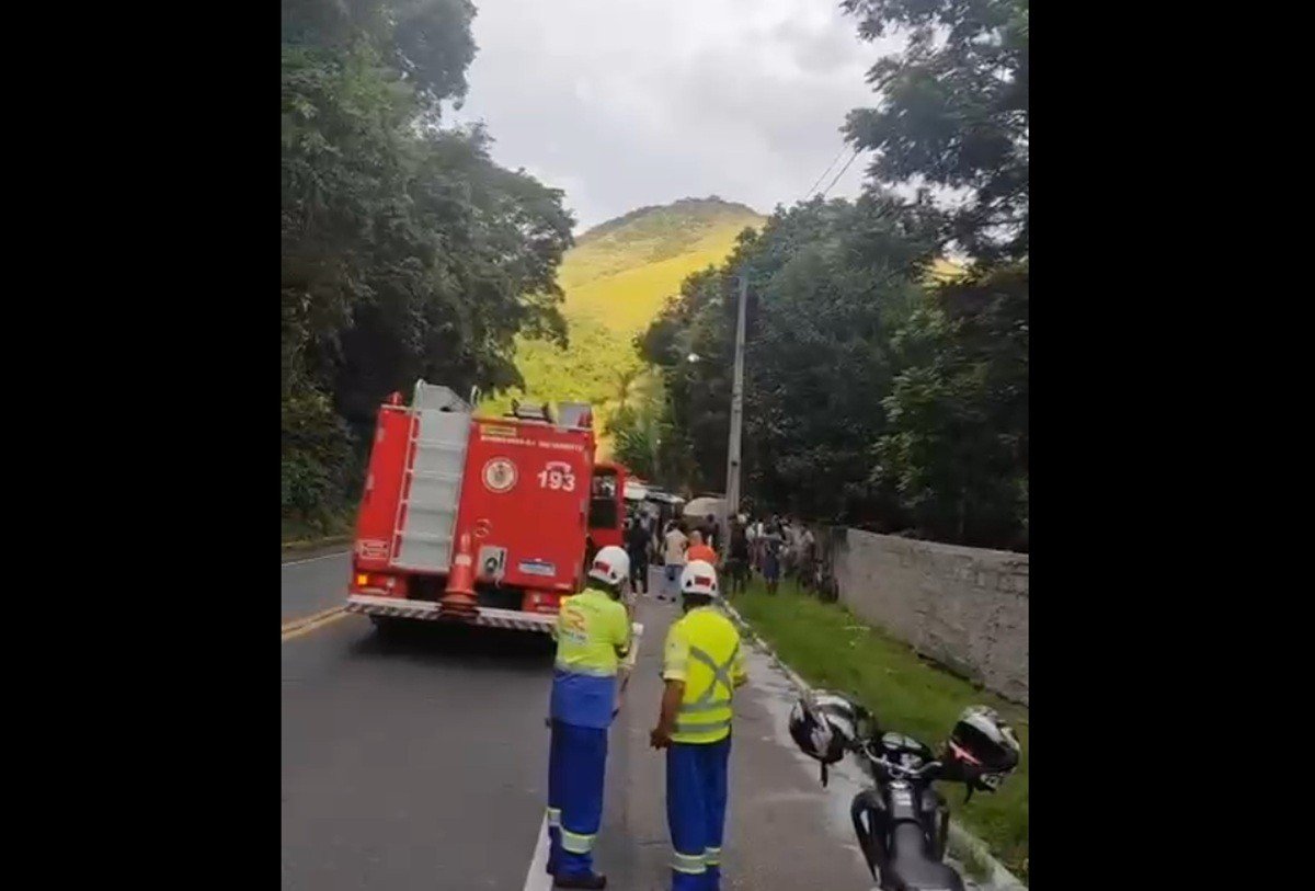 Carreta de cimento tomba na RJ-116 e atinge dois carros em Cachoeiras de Macacu