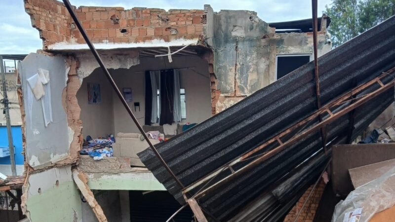 Defesa Civil demole casas após desabamento que comprometeu cinco imóveis no Monte Castelo, em Juiz de Fora