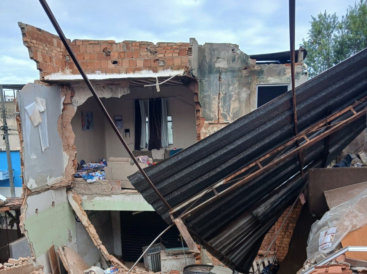 Defesa Civil demole casas após desabamento que comprometeu cinco imóveis no Monte Castelo, em Juiz de Fora