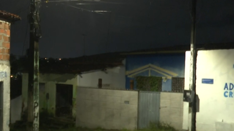 Casas são interditadas e moradores são retirados, em João Pessoa, após fortes chuvas