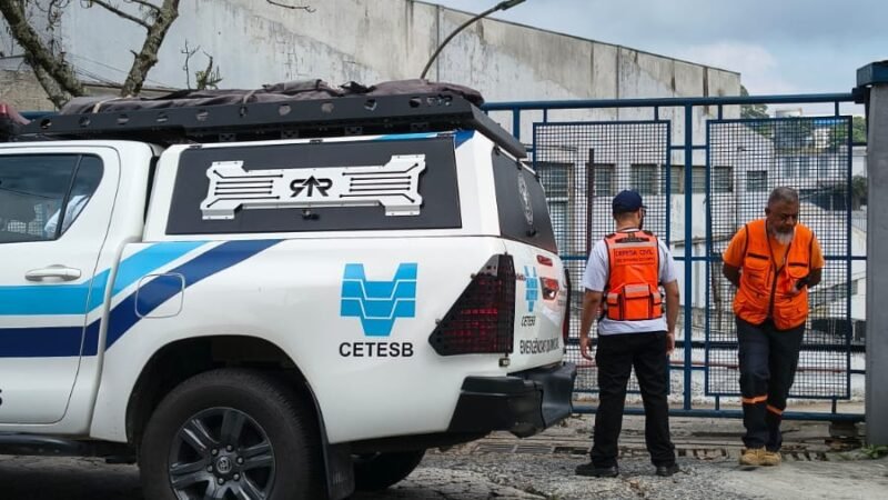 Vazamento de produto químico atinge córrego e provoca cheiro forte em São Bernardo do Campo