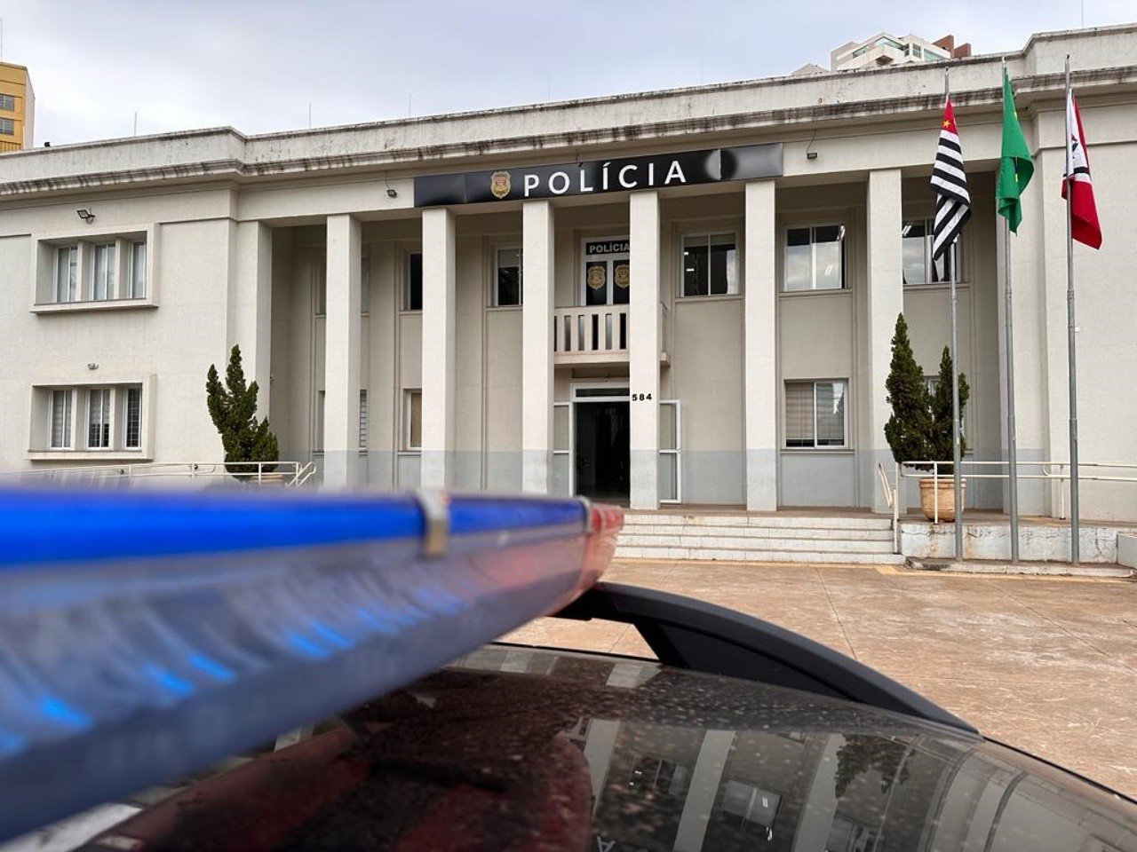 Motorista bêbado bate carro em estrutura de concreto em rotatória e deixa seis feridos no interior de SP