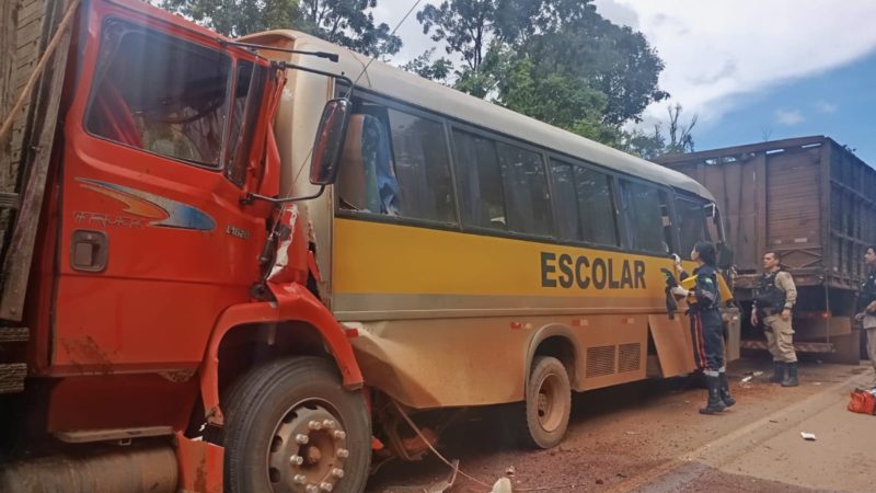 Engavetamento com micro-ônibus escolar e caminhões boiadeiros deixa seis feridos na MG-188