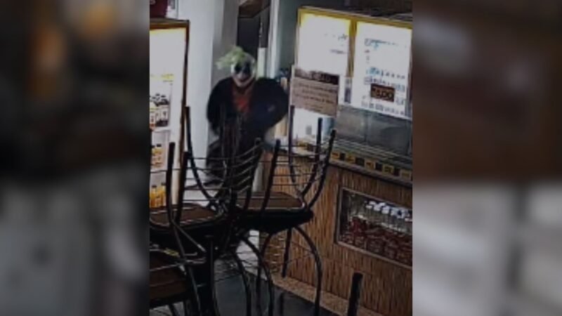 VÍDEO: Criminoso com máscara de palhaço e comparsa furtam dinheiro e refrigerantes de lanchonete em Uberlândia