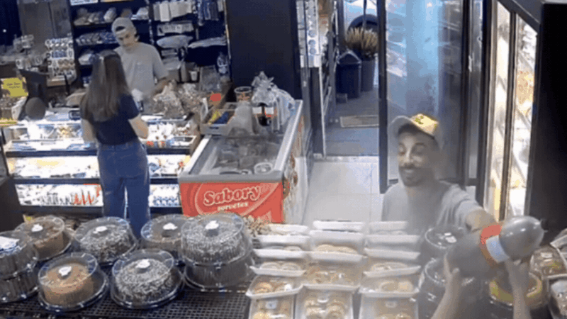 Refrigerante congelado explode nas mãos de funcionária de padaria em SC e vídeo flagra susto: ‘Atingiu paredes, forro, chão’