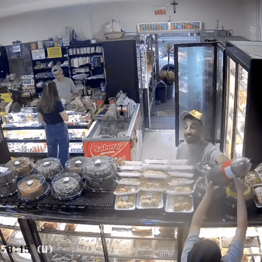 Refrigerante congelado explode nas mãos de funcionária de padaria em SC e vídeo flagra susto: ‘Atingiu paredes, forro, chão’