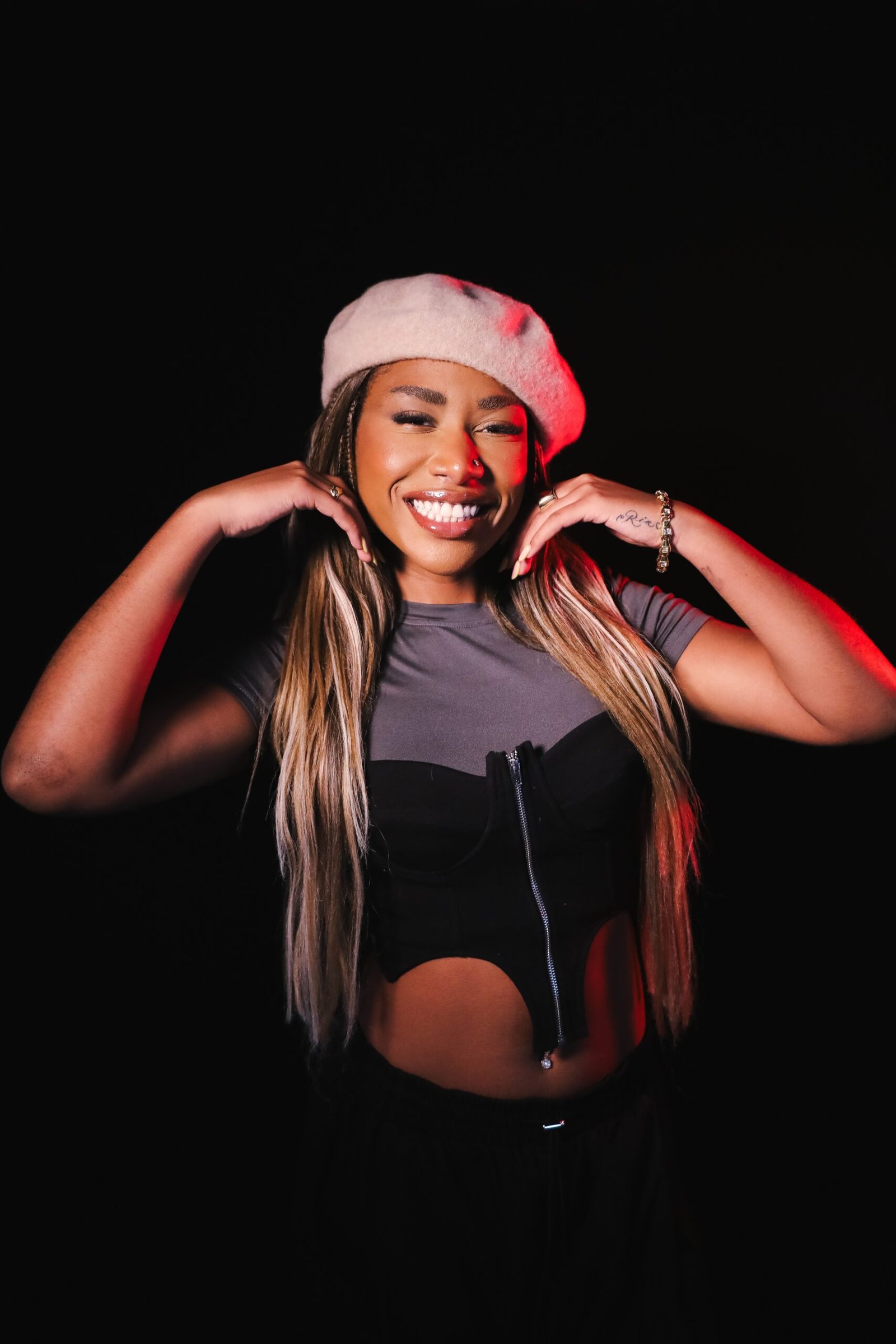 Ebony fala de feat com Anitta em novo álbum: ‘É sobre a força da energia feminina’