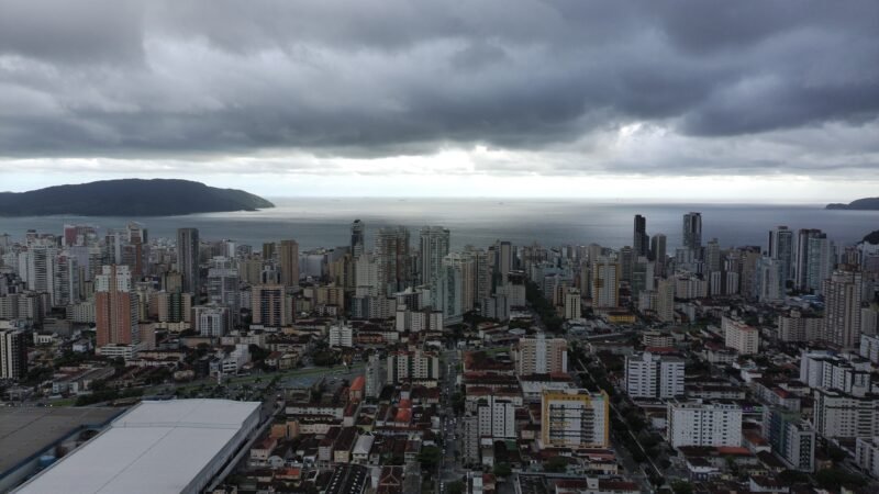 Frente fria avança pelo Sul no fim de semana e muda o tempo no Sudeste; Nordeste segue com chuva forte no feriado