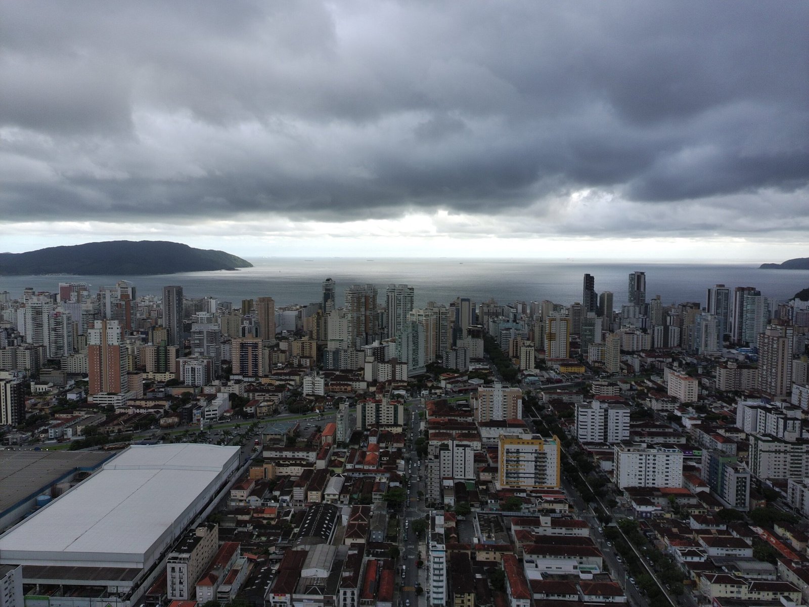Frente fria avança pelo Sul no fim de semana e muda o tempo no Sudeste; Nordeste segue com chuva forte no feriado
