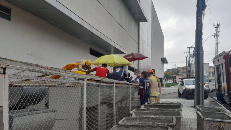 Trabalhador despenca de telhado de shopping e cai de altura de 15 metros, no Paraná