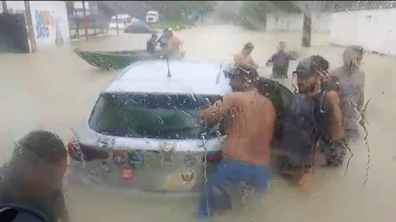 Vídeo mostra homens tentando retirar carro preso em alagamento na Avenida Torquato Tapajós em Manaus