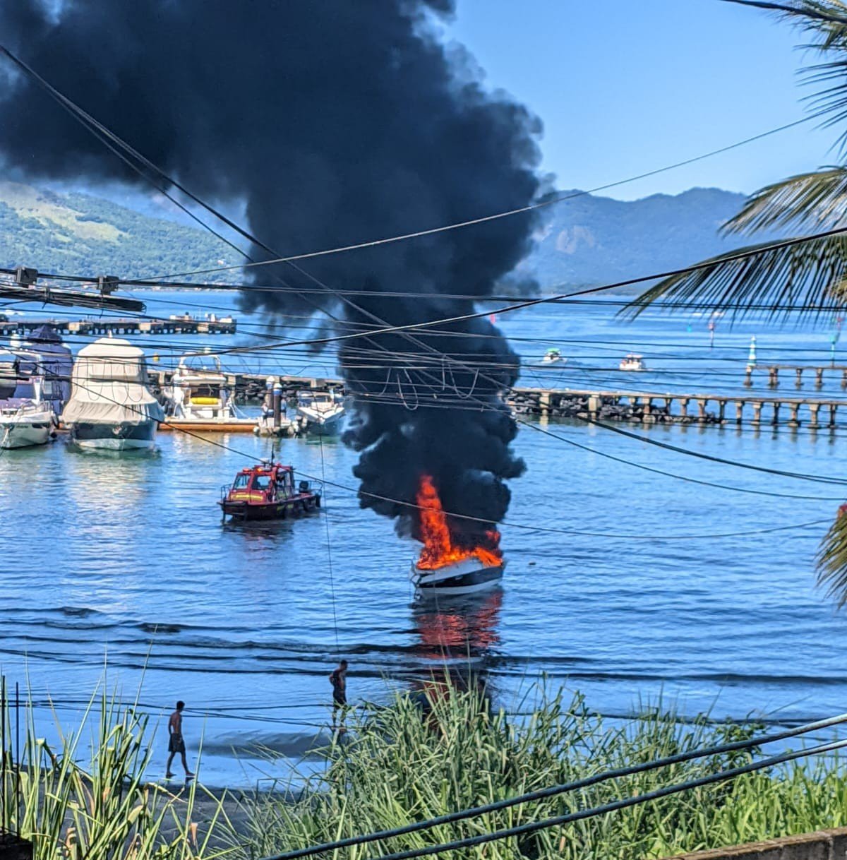 Fogo atinge embarcação e deixa dois feridos em Angra dos Reis