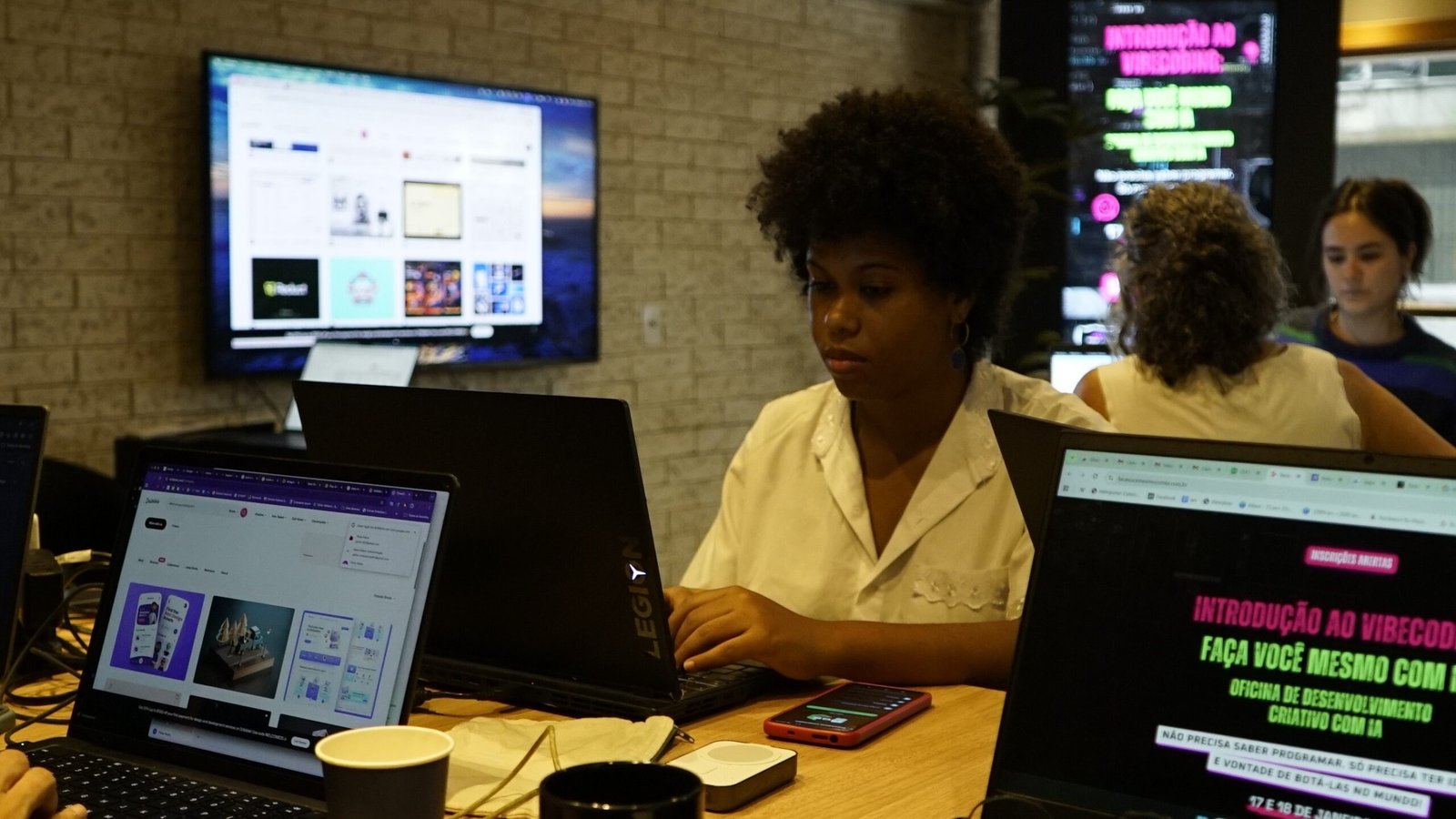 Escola de arte e tecnologia abre no Centro do Rio com cursos gratuitos focados em IA
