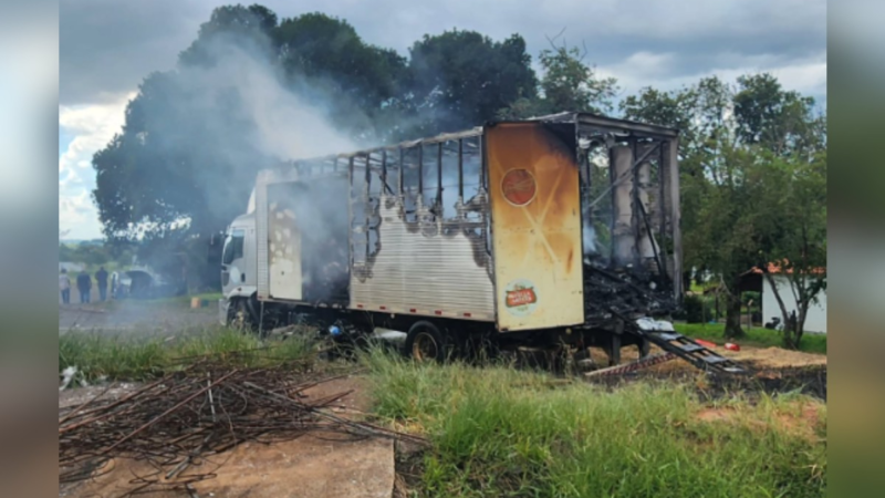 Reparo com serra elétrica causa incêndio em caminhão às margens de rodovia no interior de SP