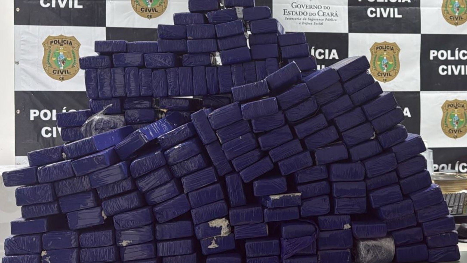 Polícia apreende 182 kg de maconha escondidos dentro de refrigerador em Fortaleza; vídeo