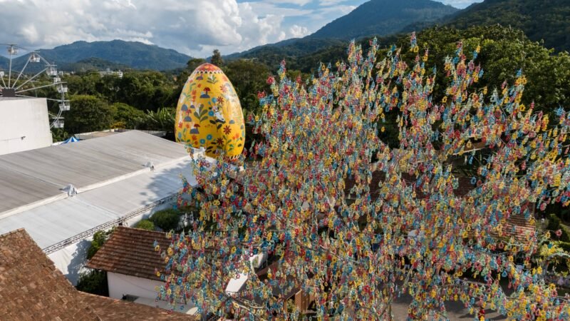 Como árvore decorada com 100 mil cascas de ovos pintadas à mão movimenta economia em cidade de SC