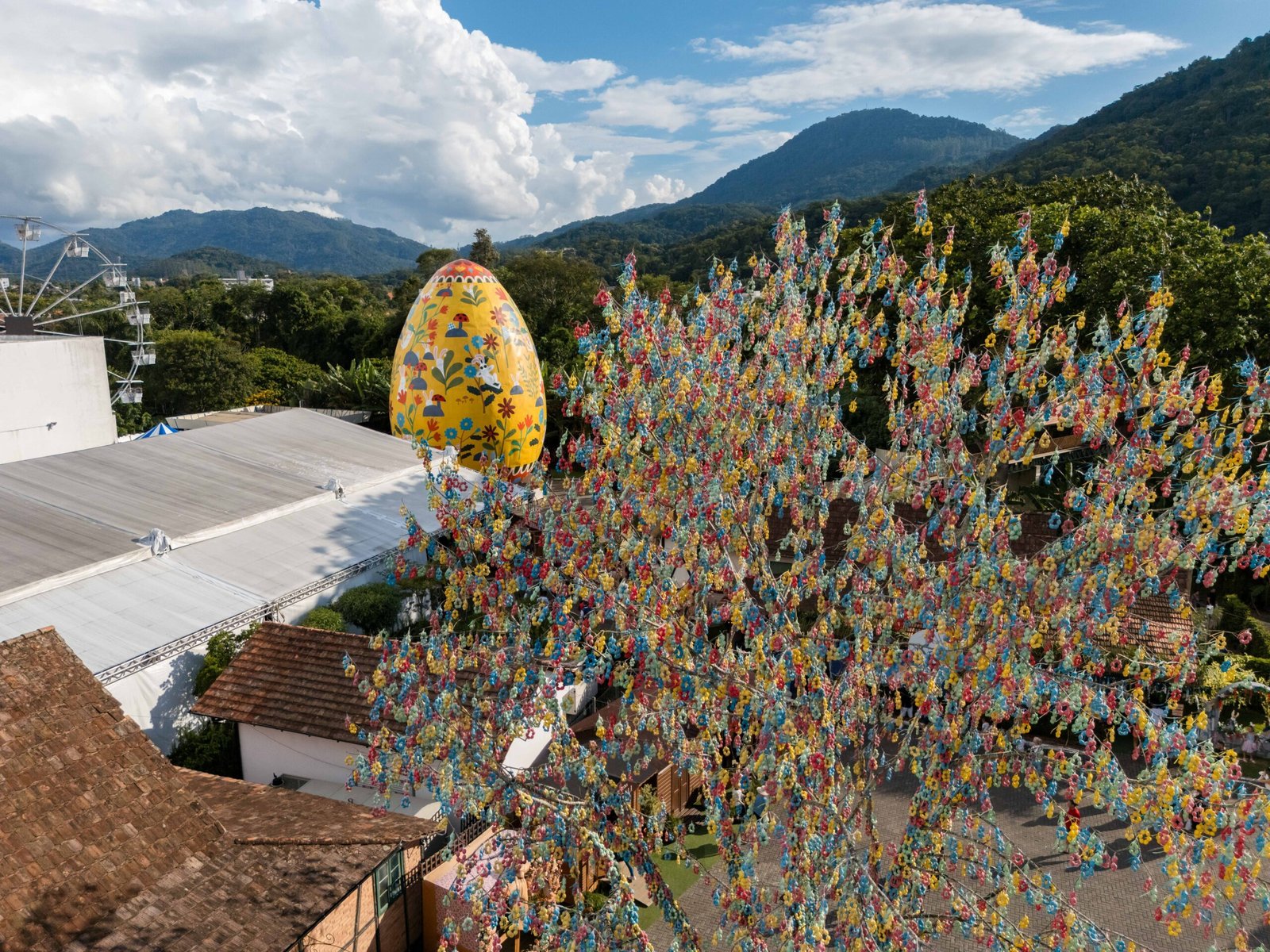 Como árvore decorada com 100 mil cascas de ovos pintadas à mão movimenta economia em cidade de SC