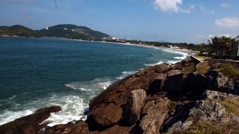 Homem é acusado de tirar fotos de mulheres sem autorização em praia e é ameaçado por banhistas