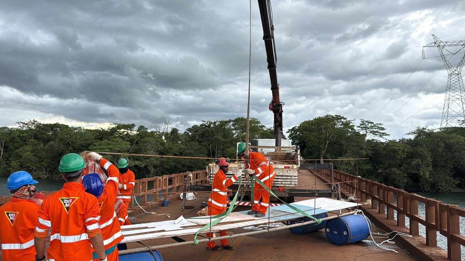 Após reforço de pilares, ponte entre MG e SP é liberada para veículos leves e pedestres