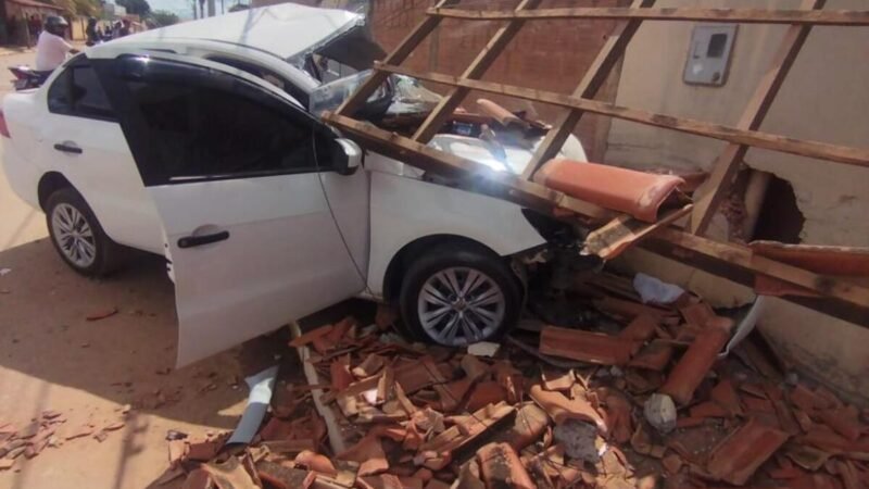 Vídeo: Dois homens morrem após carro bater em pilares de imóvel e poste, em Capitão Enéas
